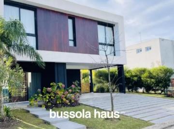 Casa · 200m² · 5 Ambientes · 4 Cocheras · Casa en Venta 3 Dorm. Lote Interno con Amarra en Vila Marina 1