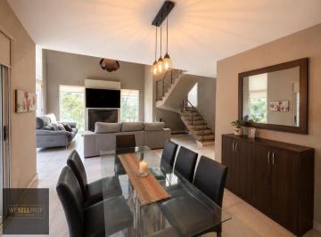 Casa · 220m² · 5 Ambientes · 3 Cocheras · Venta de Casa con Pileta y Parrilla en Barrio Cerrado - Santa Maria de Los Olivos