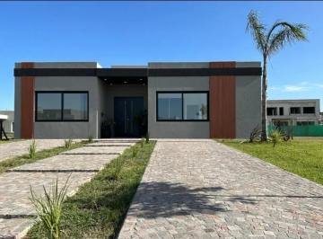 Casa · 215m² · 4 Ambientes · 3 Cocheras · Casa en Alquiler San Felipe, Canning Village