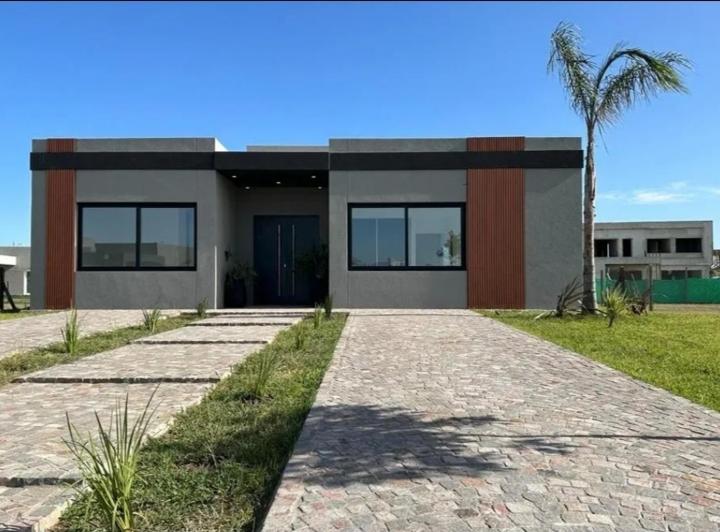 Casa · 215m² · 4 Ambientes · 3 Cocheras