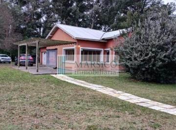 Quinta vacacional · 243m² · 5 Ambientes · 1 Cochera · Excelente Casa Quinta en Laguna La Brava