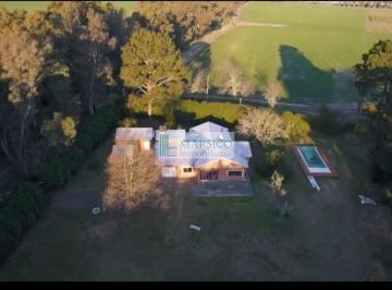 Quinta vacacional · 243m² · 5 Ambientes · 1 Cochera · Excelente Casa Quinta en Laguna La Brava