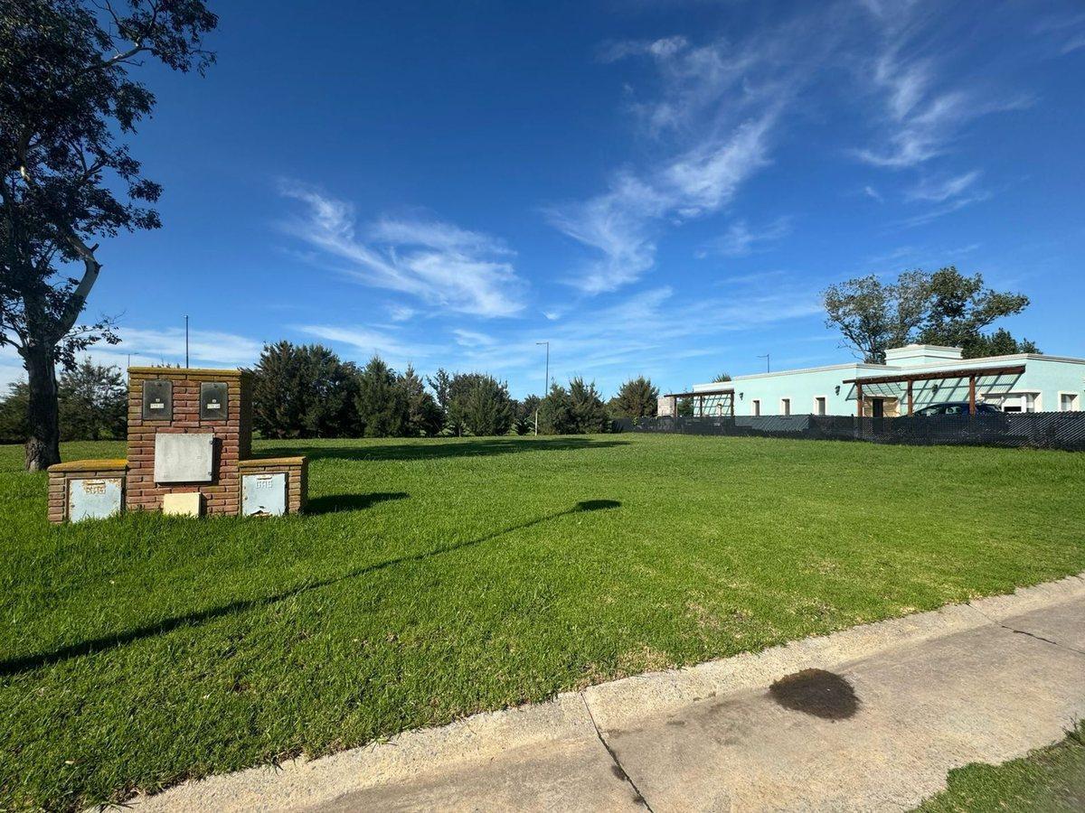 Lote 642m² en barrio La Aurelia con gas disponible