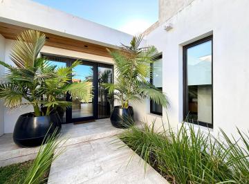 Casa · 130m² · 3 Ambientes · 2 Cocheras · Casa en 491 Entre 18 y 19