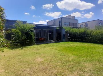 Casa · 120m² · 4 Ambientes · 2 Cocheras · Venta Casa - Barrio San Eduardo - Pilar del Este