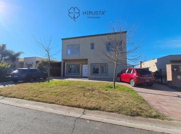 Casa de 5 ambientes, Pilar · Casa en Venta 3 Dorm. + Vestidor + Living con Hogar + Comedor Diario + Lavaderoparrilla + Pileta