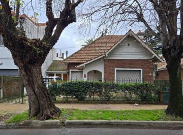 Casa · 156m² · 4 Ambientes · 3 Cocheras · Casa en Venta en Barrio Las Carreras, San Isidro 3 Dorm., Jardin, Quincho y Cochera Para 3 Aut
