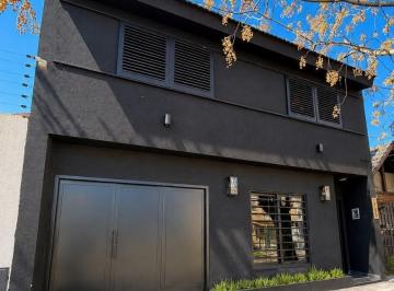 PH · 110m² · 4 Ambientes · 1 Cochera · Venta de Casa 4 Ambientes Castelar Norte