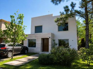 Casa · 218m² · 5 Ambientes · 2 Cocheras · Boat Center - Tigre