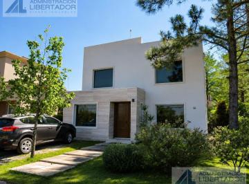 Casa · 218m² · 5 Ambientes · 2 Cocheras · Boat Center - Tigre