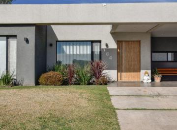 Casa de 4 ambientes, San Vicente · Casa Moderna de 4 Ambientes con Pileta y Galería en Barrio San Lucas