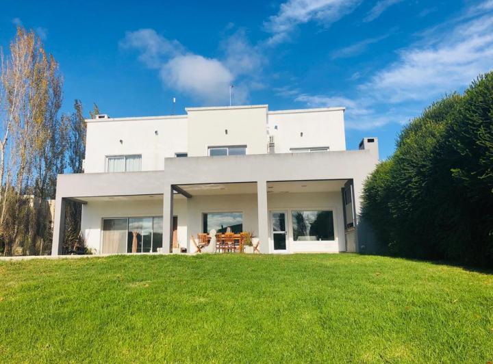 Casa · 300m² · 4 Dormitorios · 2 Cocheras