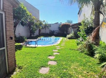 Casa · 300m² · 5 Ambientes · 1 Cochera · Venta de Casa 5 Ambientes en Lomas del Mirador