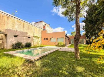 Casa · 216m² · 5 Ambientes · 2 Cocheras · Venta Casa en City Bell 3 Dorm. Piscina