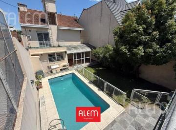 Casa · 322m² · 7 Ambientes · 1 Cochera · Casa en Venta en Banfield