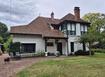 Casa · 327m² · 8 Ambientes · 3 Cocheras · Venta - Casa Estilo Inglés Béccar - 4 Dorm.
