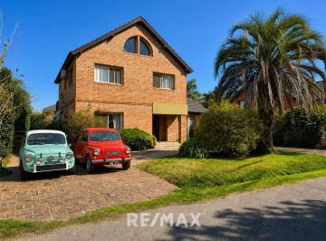 Casa · 180m² · 5 Ambientes · 2 Cocheras · Venta Casa La Delfina Pilar Central 4 Habitaciones