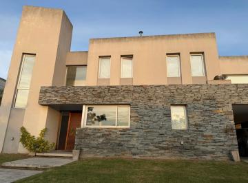 Casa · 607m² · 5 Ambientes · 2 Cocheras · Casa en Alquiler en Nuevo Quilmes