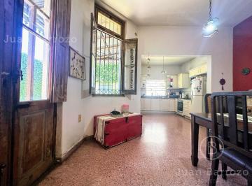 Casa · 233m² · 3 Ambientes · 1 Cochera · Venta Casa de 2 Dorm. en Banfield Este