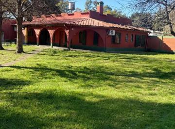 Casa en Venta de 5 ambientes Sourigues · Casa Residencial Estilo Colonial Asentada Sobre Añoso Parque C/ Quincho y Cocher