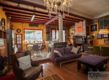 Casa · 286m² · 5 Ambientes · 1 Cochera · Casa de Estilo Media Romana Reciclada a Nuevo con Jardín de 18x9 y Garage en Boedo