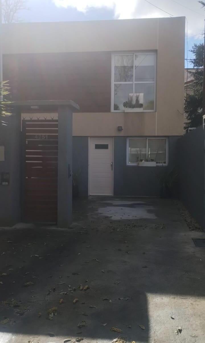 Duplex 3 ambientes. Ubicado en calle Laprida 4200, casi San Juan.