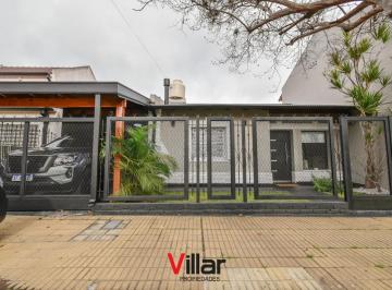 Casa · 99m² · 3 Ambientes · 1 Cochera · Chalet de 3 Ambientes Reciclado con Jardín y Piscina en Banfield Este