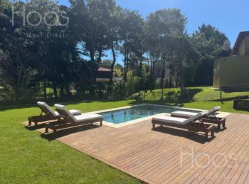 Casa · 330m² · 5 Ambientes · 4 Cocheras · Casa en Carilo Pileta Climatizada \ 2 Cuadras del Mar - 8/10 Persona