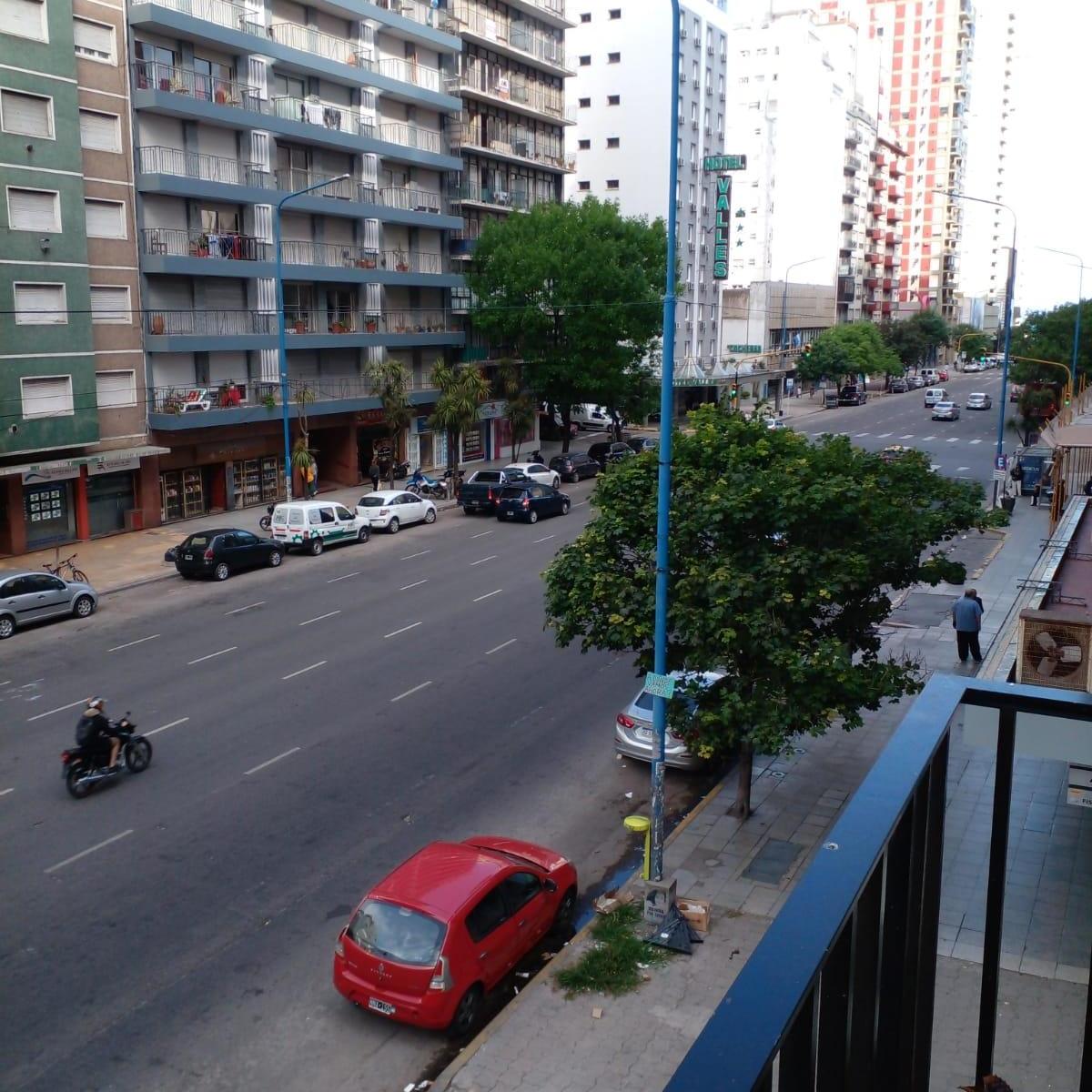 Depto 3 amb, 90m² con patio y balcones corridos — Centro