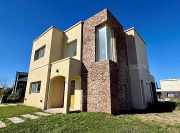 Casa · 143m² · 4 Ambientes · 2 Cocheras · Casa en Alquiler en Santa Lucia, Pilar del Este, Pilar