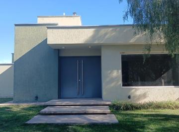 Casa de 10 ambientes, Russell · Casa en Barrio Privado Maipú