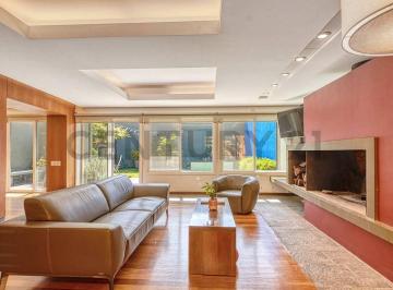 Casa · 360m² · 5 Ambientes · 1 Cochera · Casa en Venta en La Plata 4 Dorm. y Pileta