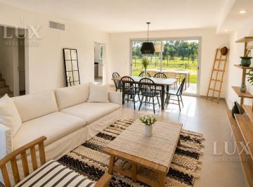 Casa · 104m² · 4 Ambientes · 1 Cochera · Casa en Venta