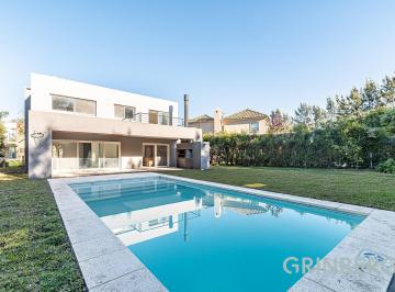 Casa · 200m² · 4 Ambientes · 3 Cocheras · Casa en Barrio Los Sauces