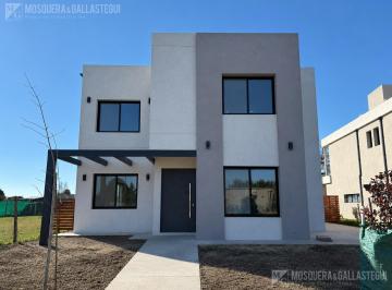 Casa · 177m² · 5 Ambientes · 2 Cocheras · Casa en Santa Elisa