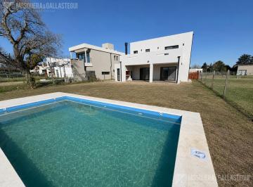 Casa · 177m² · 5 Ambientes · 2 Cocheras · Casa en Santa Elisa