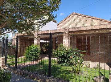 Casa · 120m² · 4 Ambientes · 1 Cochera · Casa en Alquiler en Villa Allende, Barrio Centro