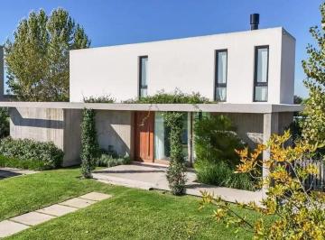 Casa · 90m² · 5 Ambientes · 4 Cocheras · Casa en San Sebastian