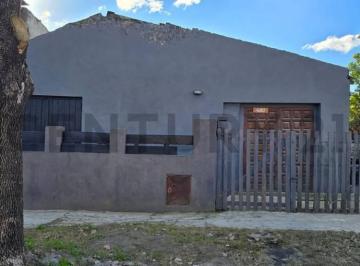 Bodega-Galpón · 136m² · 3 Ambientes · 2 Cocheras · Casa Sobre Lote de 300 m² en Ubicación Estratégica