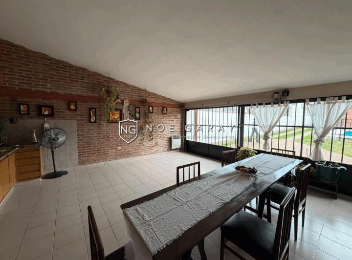 Casa · 225m² · 4 Ambientes · 2 Cocheras