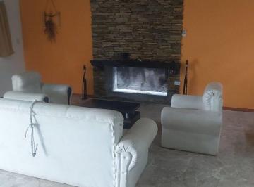 Casa · 180m² · 3 Ambientes · 2 Cocheras · Alquiler Cabaña de 2 Habitaciones. Albardón