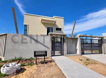 Casa · 181m² · 4 Ambientes · 2 Cocheras · Venta Casa a Estrenar 4 Ambientes con Piscina y Amplio Parque | Barrio La Martina, Luján