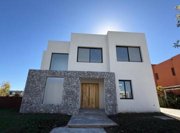 Casa · 230m² · 5 Ambientes · 4 Cocheras · Casa en Laguna Grande