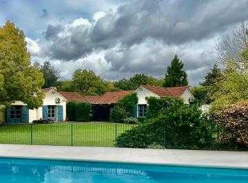 Casa · 225m² · 6 Ambientes · 2 Cocheras · Casa en Alquiler en Martindale C. C