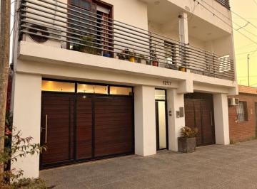 Casa · 145m² · 7 Ambientes · 2 Cocheras · Venta de Casa de 4 Dorm en Roca 1257