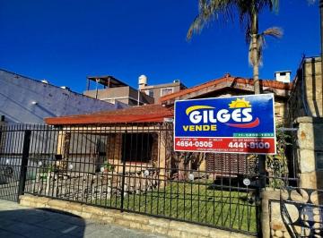 Casa · 178m² · 5 Ambientes · 1 Cochera · Venta de Casa 5 Ambientes en Ramos Mejia Muy Buen Estado con Garage Cubierto