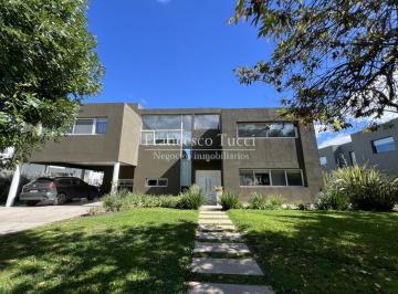 Casa · 253m² · 5 Ambientes · 4 Cocheras · Casa en Venta 5 Ambientes Sobre Lote Central en Terravista