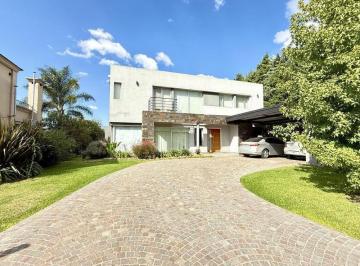 Casa · 205m² · 5 Ambientes · 2 Cocheras · Casa en Venta en Los Naranjos - Canning