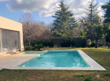 Casa · 254m² · 3 Dormitorios · 2 Cocheras · Casa a La Venta en Barrio La Celina Escobar