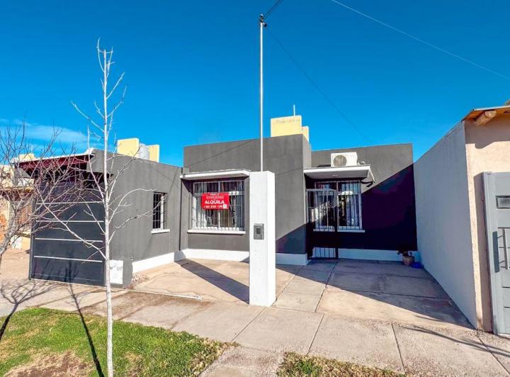 Casa · 80m² · 3 Ambientes · 2 Cocheras